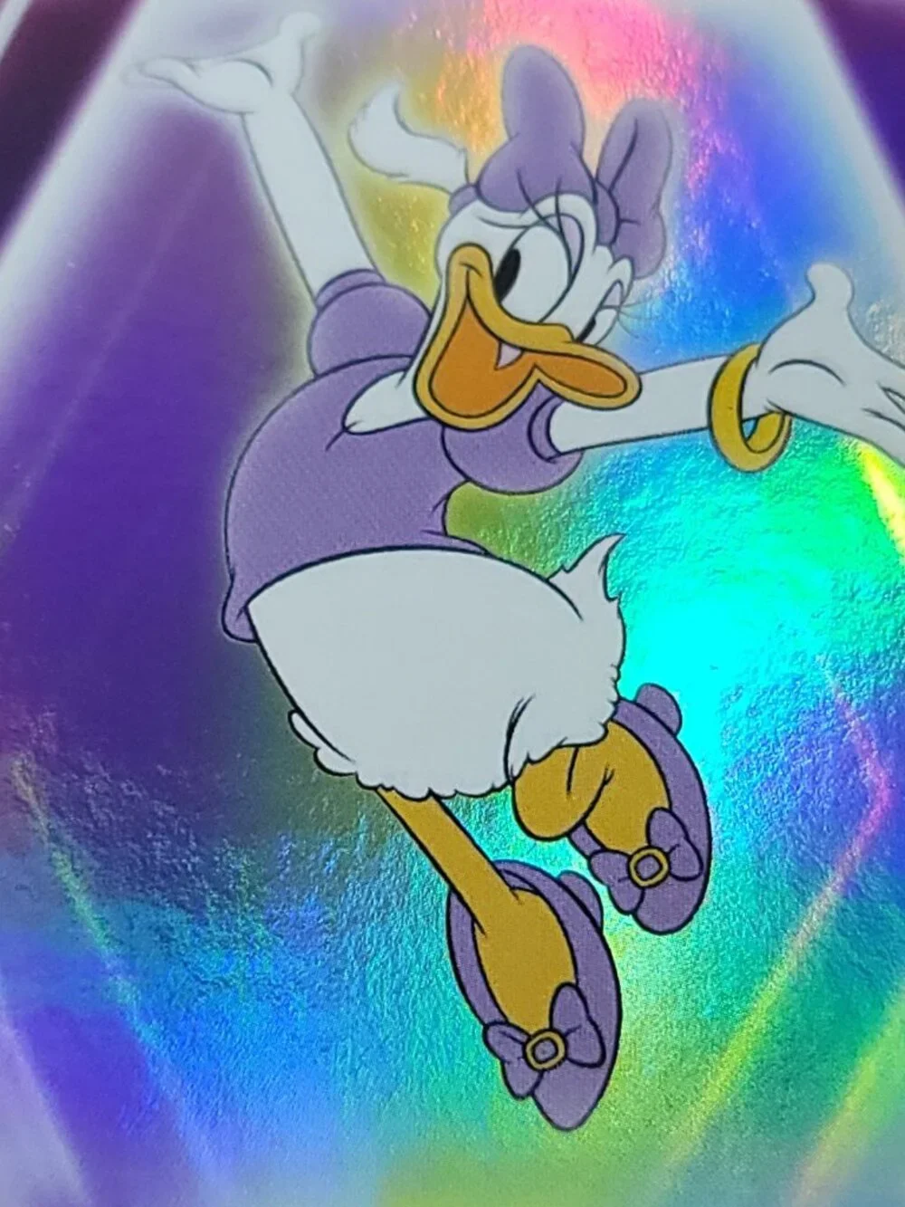 Daisy Duck Topps 2026 Disney Neon Holo Parallel Refractor Limited 92/99 - Picture 2 of 5